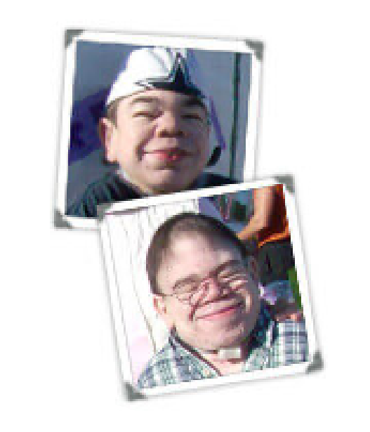 Caras de Brad y Gifford con rasgos faciales toscos sonriendo