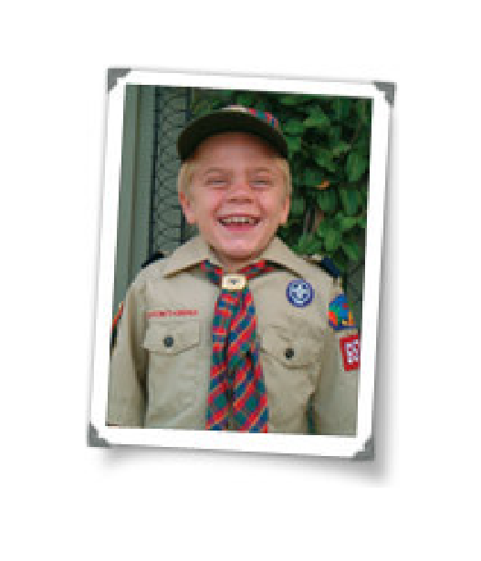 Bryce sonriendo con uniforme de niño explorador
